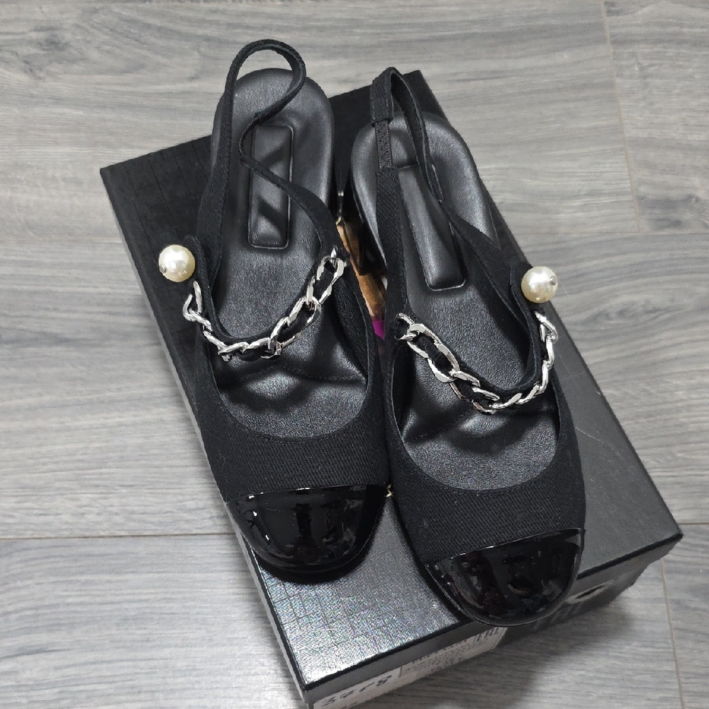 Chic Black Heels with Chain Accent